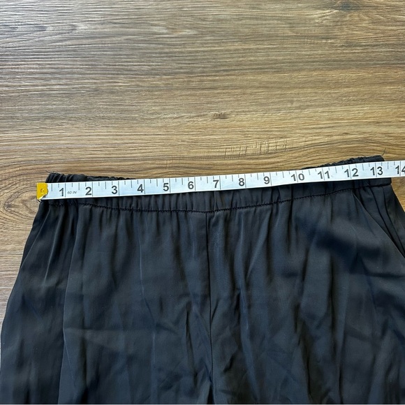 Trina Turk Women’s Satin Joggers Pants Size 4 Black Crop Pockets Athleisure USA - Picture 5 of 8